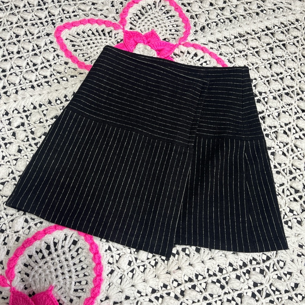Alice + Olivia Black Pinstripe A-Line Mini Skirt with Subtle White Lines